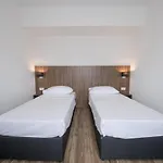 Hotel Tau *
